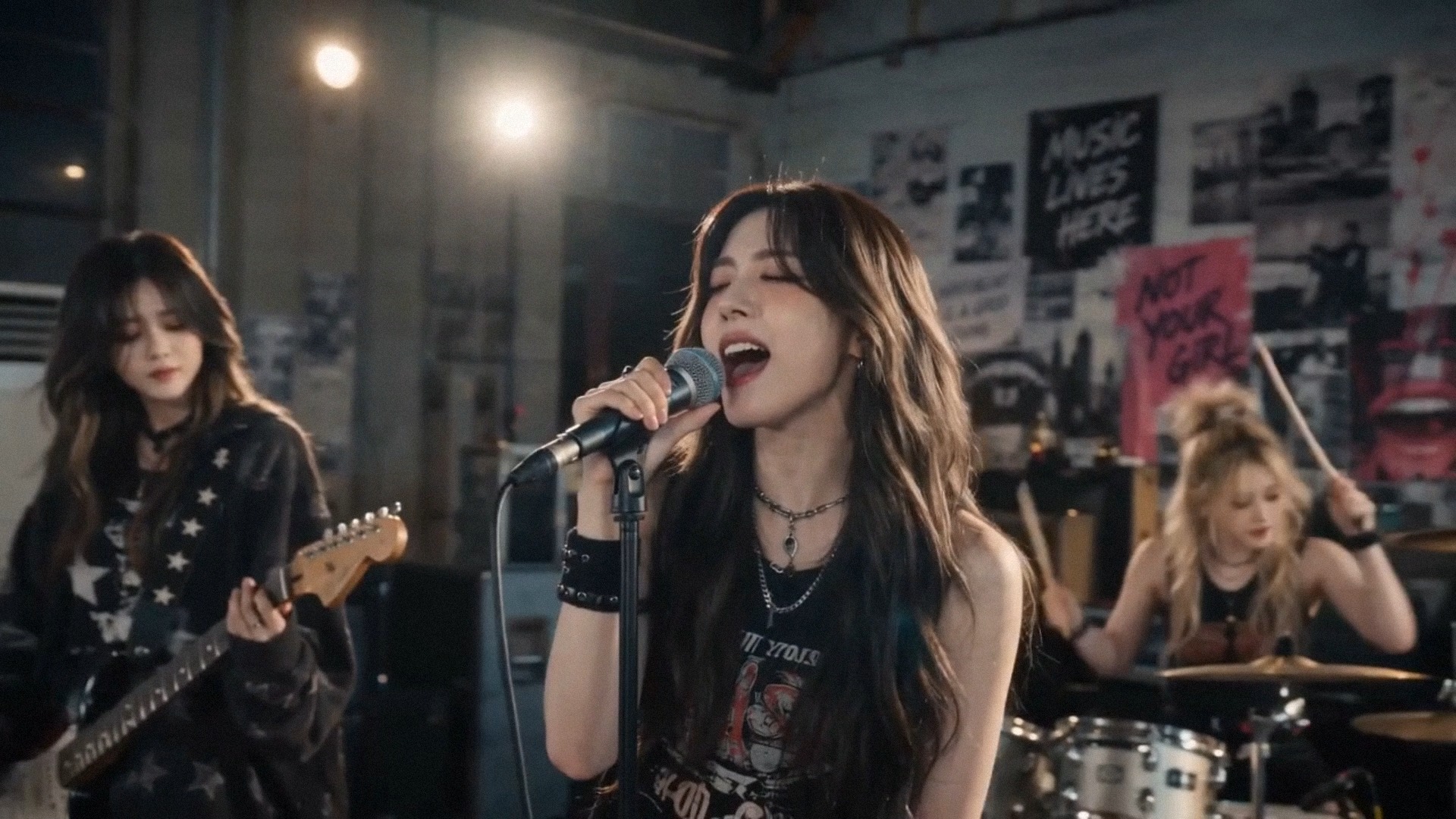 HANA, leader and main vocal